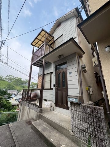 物件外観写真1　(外観は落ち着いています)