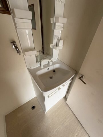 物件内観写真9　(明るい洗面所です)