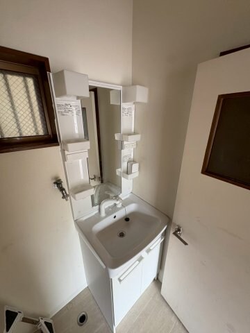 物件内観写真25　(明るい洗面所です)