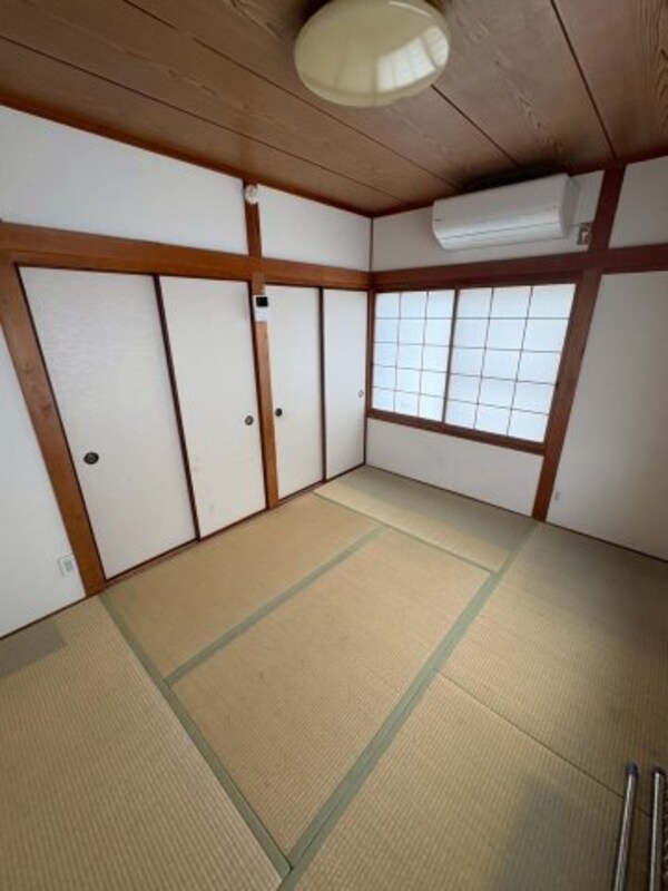 和室(畳の上でゆっくりとくつろげる和室です)