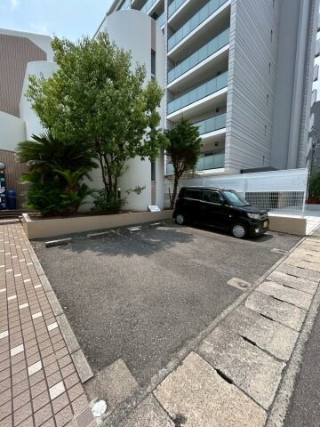 物件外観写真3　(駐車場があるので、車を買う予定の方も安心です)