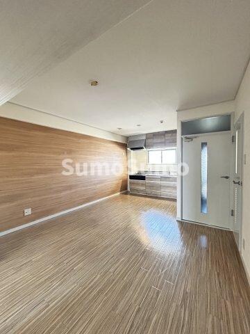 物件内観写真6　(ゆったりとした居間です)