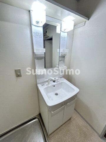 物件内観写真12　(ゆったりとスペースのある洗面所)