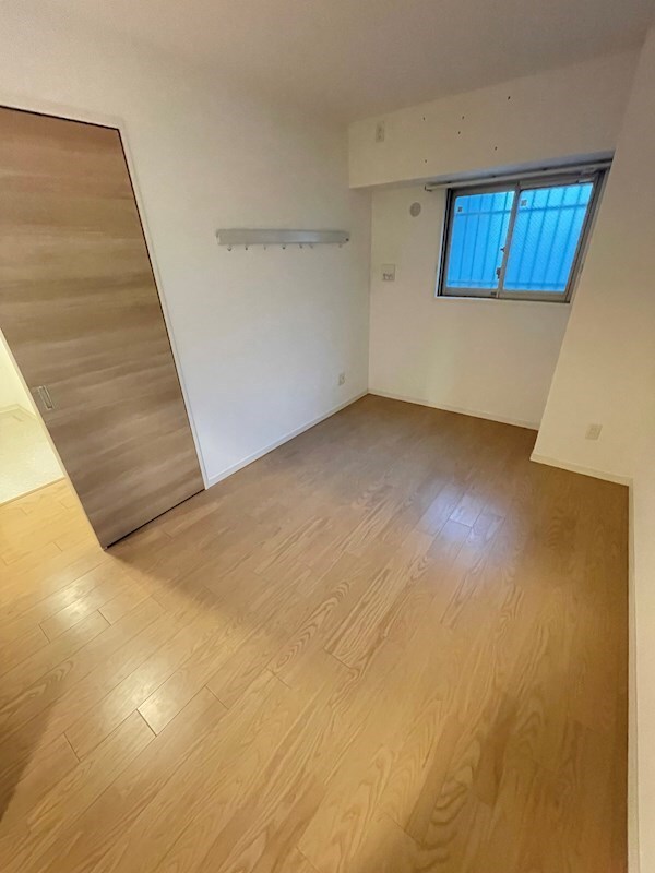寝室(落ち着いて過ごせるお部屋なので、寝室にいかがでしょうか)