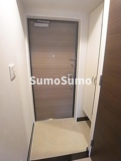 物件内観写真4　(収納もある玄関です)