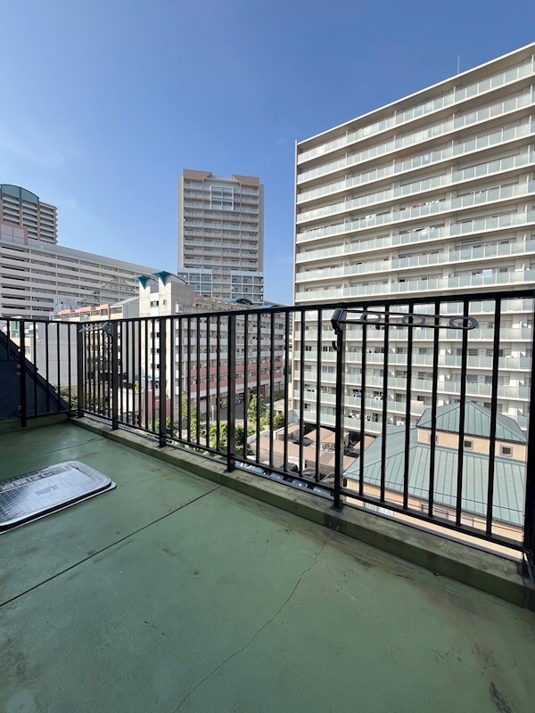 物件内観写真7　(開放的で明るい空間を演出してくれるバルコニーです)