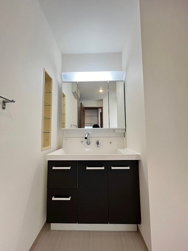 物件内観写真9　(朝の身支度には欠かせない独立洗面化粧台)