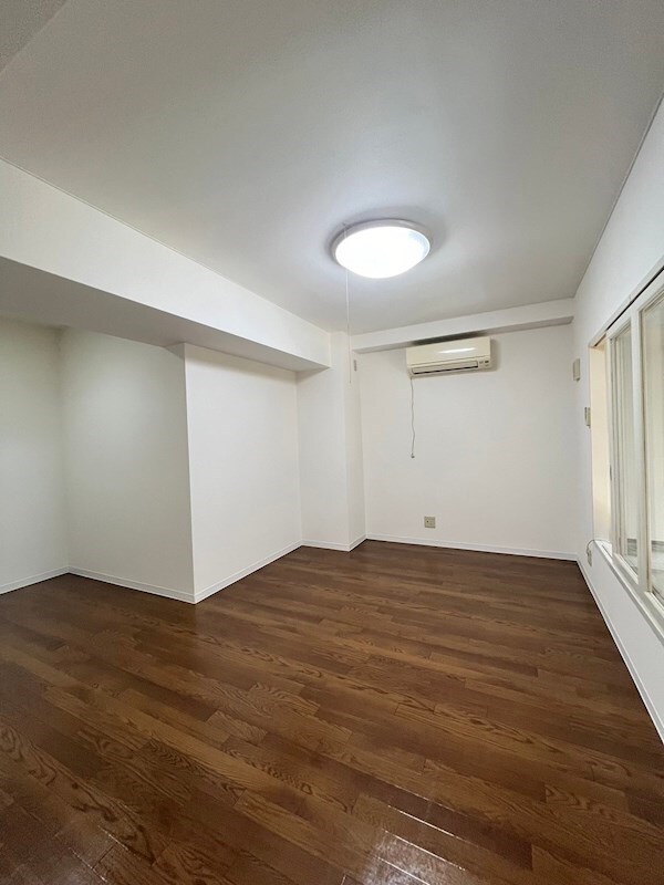 物件内観写真28　(落ち着いた色調の寝室です)