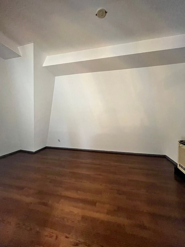 物件内観写真29　(落ち着いた色調の洋室です)