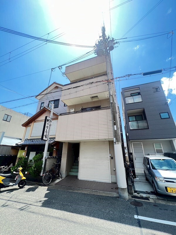 物件外観写真1　(外観は落ち着いています)