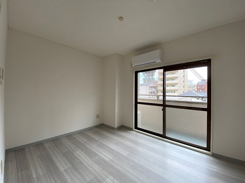 物件内観写真6　(広くて明るい寝室)