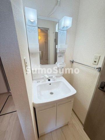 物件内観写真10　(ゆったりとスペースのある洗面所)