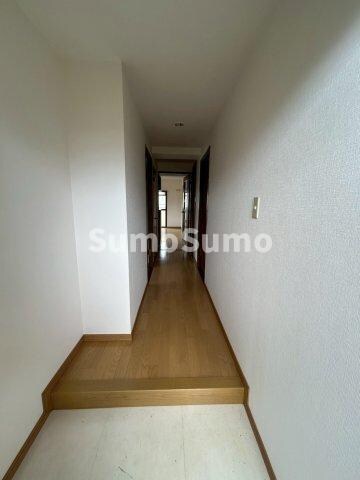 物件内観写真3　(ゆったりとした玄関です)