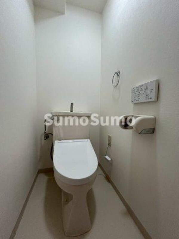 トイレ(落ち着いた色調のトイレです)