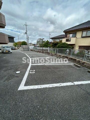 物件外観写真2　(駐車スペースもあります)