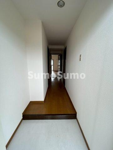 物件内観写真3　(ゆったりとした玄関です)