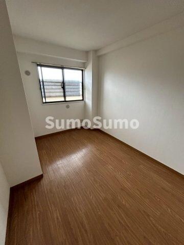 物件内観写真7　(開放的な寝室です)