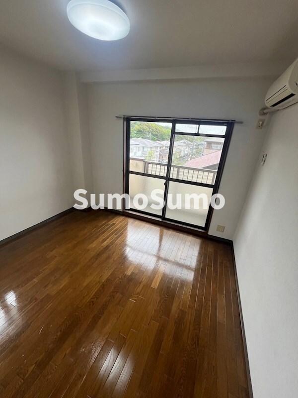 物件内観写真29　(落ち着いた色調の寝室です)