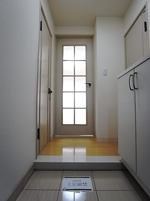 物件内観写真4　(収納もある玄関です)