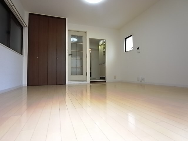 物件内観写真5　(ゆったりとした居間です)