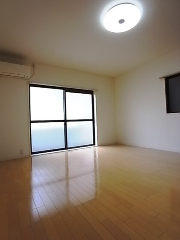 寝室(落ち着いて過ごせるお部屋なので、寝室にいかがでしょうか)