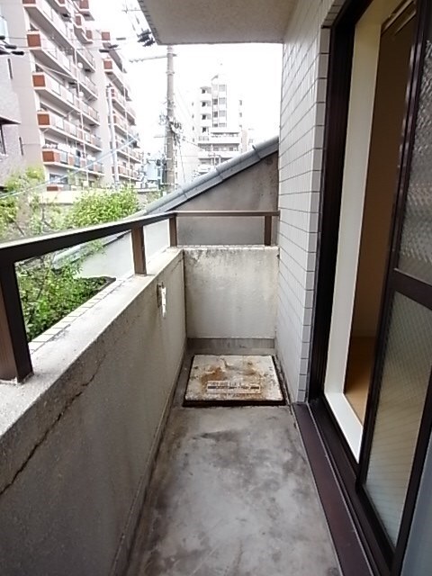 物件内観写真9　(開放的で明るい空間を演出してくれるバルコニーです)