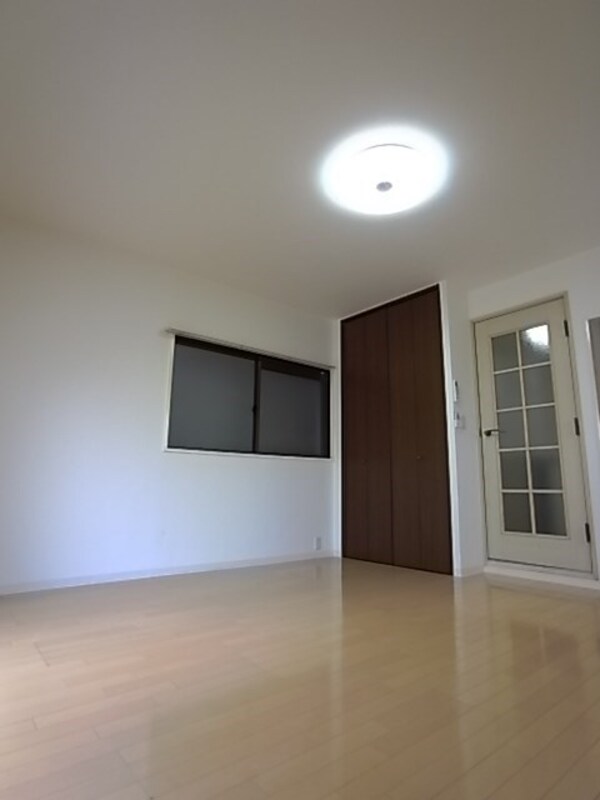 居室(こちらのリビングで趣味の時間をお楽しみください)