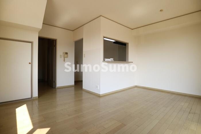 物件内観写真3　(ゆったりとした居間です)