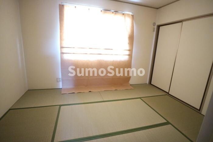 物件内観写真4　(和室がひろがる居住スペース)