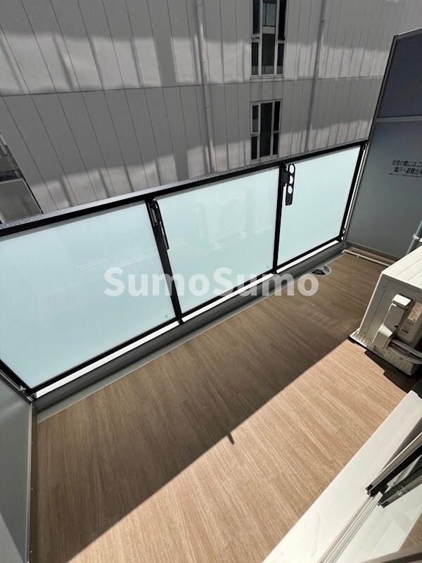 物件内観写真9　(開放的で明るい空間を演出してくれるバルコニーです)