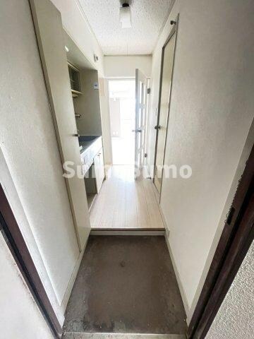 物件内観写真3　(ゆったりとした玄関です)