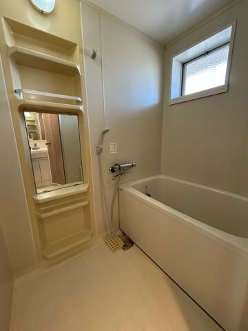 物件内観写真7　(日々の疲れを癒すお風呂付です)