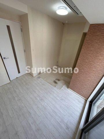 物件内観写真5　(広くて明るい寝室)