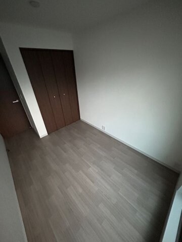 物件内観写真5　(落ち着いた色調の寝室です)