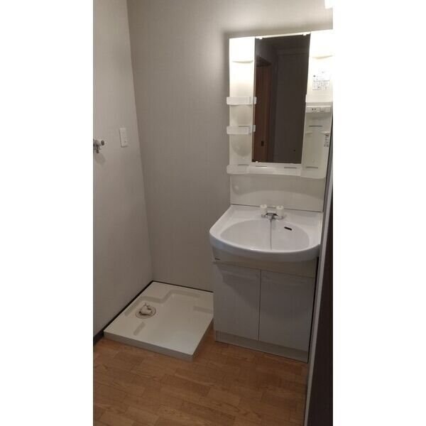 物件内観写真11　(独立洗面台で身支度をすべて済ませてしまいましょう)