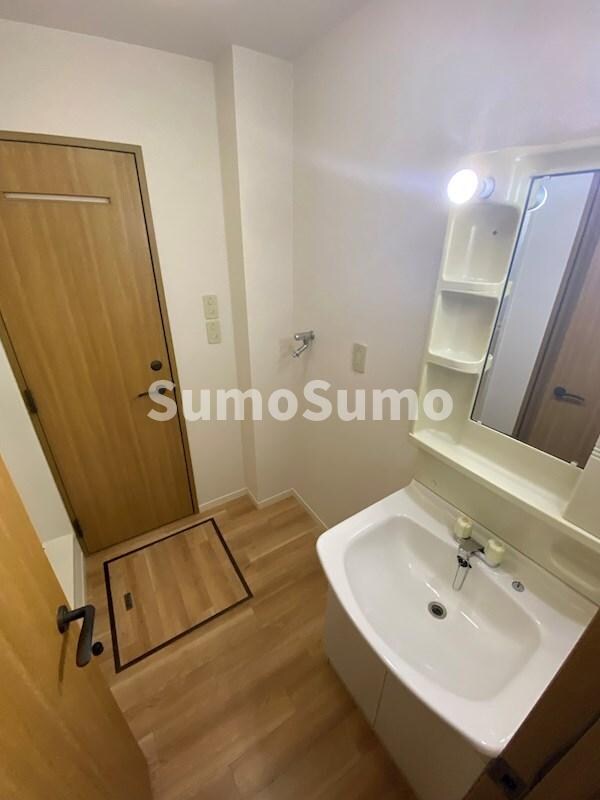 物件内観写真12　(朝の身支度には欠かせない独立洗面化粧台)