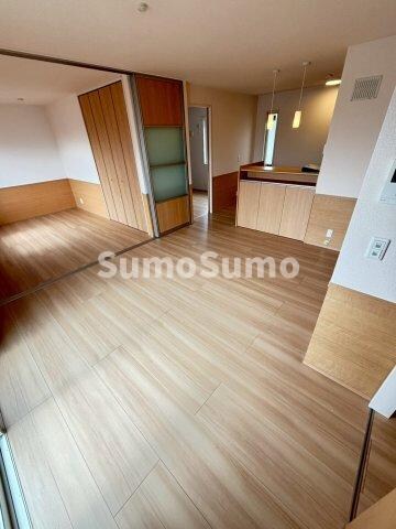 物件内観写真3　(ゆったり過ごせる居間です)