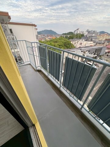 物件内観写真8　(開放的で明るい空間を演出してくれるバルコニーです)