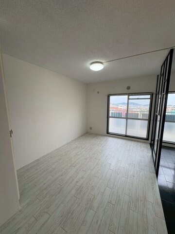 物件内観写真23　(こちらのリビングで趣味の時間をお楽しみください)