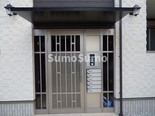 物件外観写真2　(落ち着いたエントランスです)