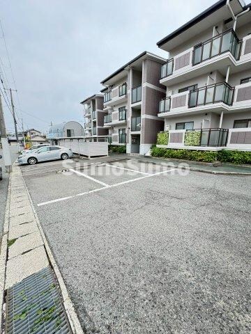 物件外観写真2　(駐車場完備です)