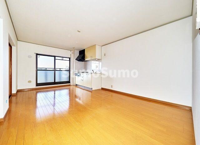 物件内観写真4　(こちらのリビングで趣味の時間をお楽しみください)