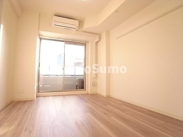 物件内観写真6　(こちらの居間で趣味の時間をお楽しみください)