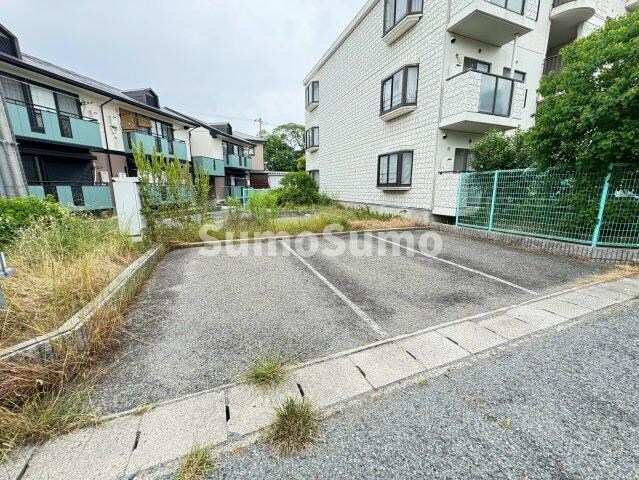 物件外観写真2　(駐車場です)