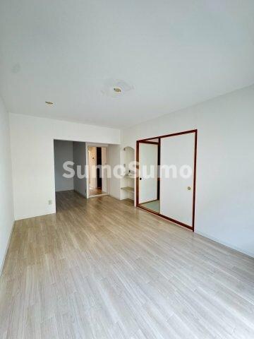 物件内観写真6　(落ち着いた色調の寝室です)