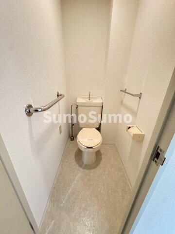 物件内観写真8　(落ち着いた色調のトイレです)