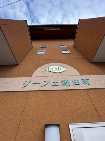 物件外観写真3　(清潔なエントランスです)