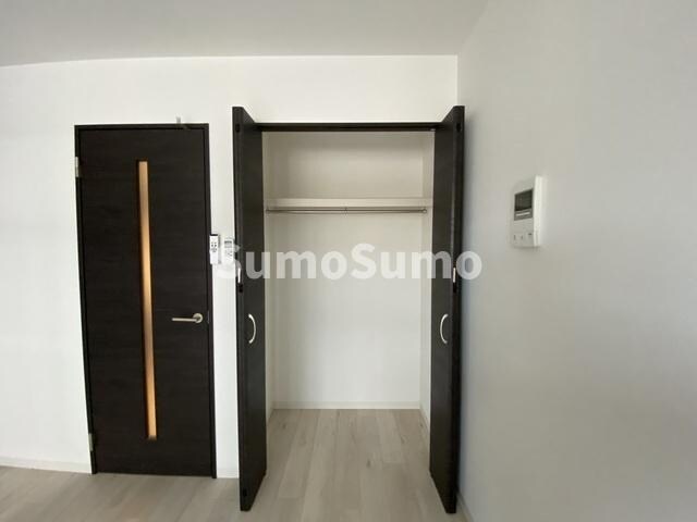 物件内観写真10　(広くて明るい寝室)