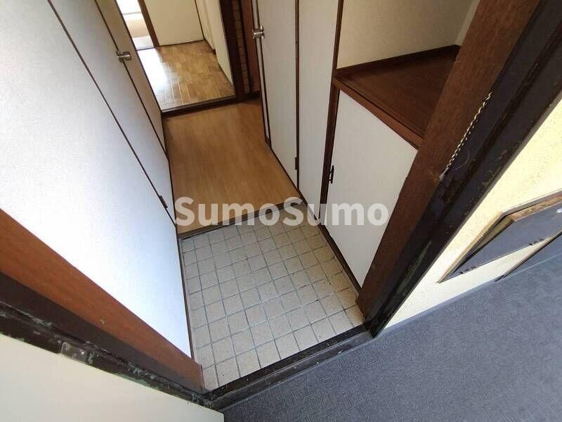 物件内観写真2　(ゆったりとした玄関です)