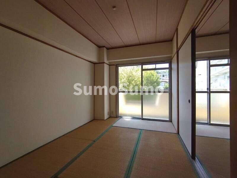 物件内観写真4　(明るい和室です)